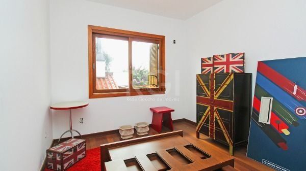 Casa em Porto Alegre, no bairro Hípica, com 3 dormitório(s), e 3 banheiros, à venda.