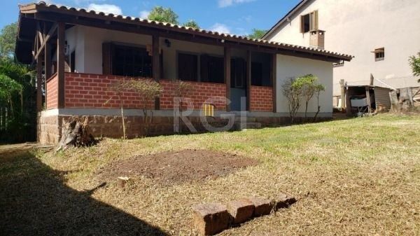 Casa em Porto Alegre, no bairro Hípica, com 2 dormitório(s), e 2 banheiros, à venda.