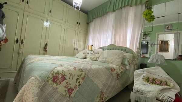 Apartamento em Porto Alegre, no bairro Cristal, com 2 dormitório(s), e 2 banheiros, à venda.