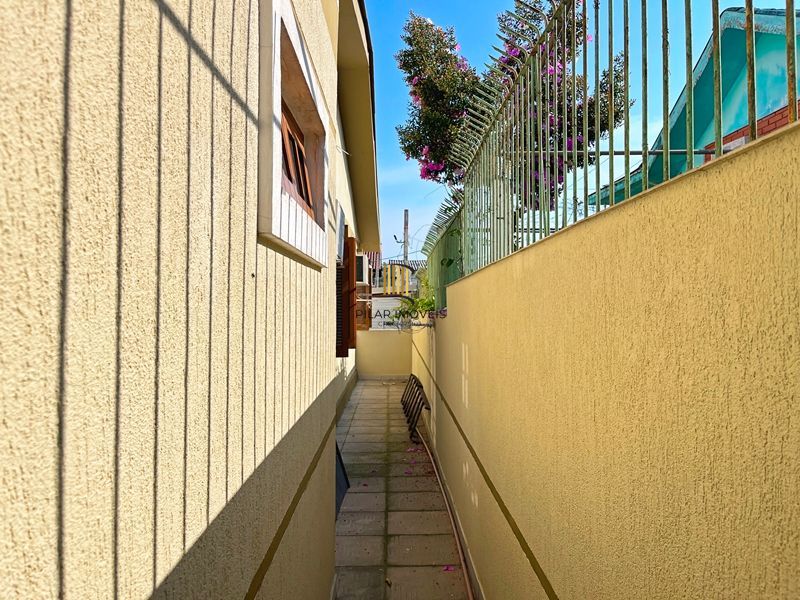 Ótima casa térrea com 4D, piscina e garagem fechada para 2 carros no Jardim Medianeira.