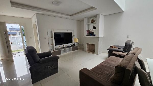 Casa em Porto Alegre, no bairro Hípica, com 3 dormitório(s), e 3 banheiros, à venda.