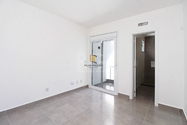 Casa em Porto Alegre, no bairro Hípica, com 2 dormitório(s), e 2 banheiros, à venda.