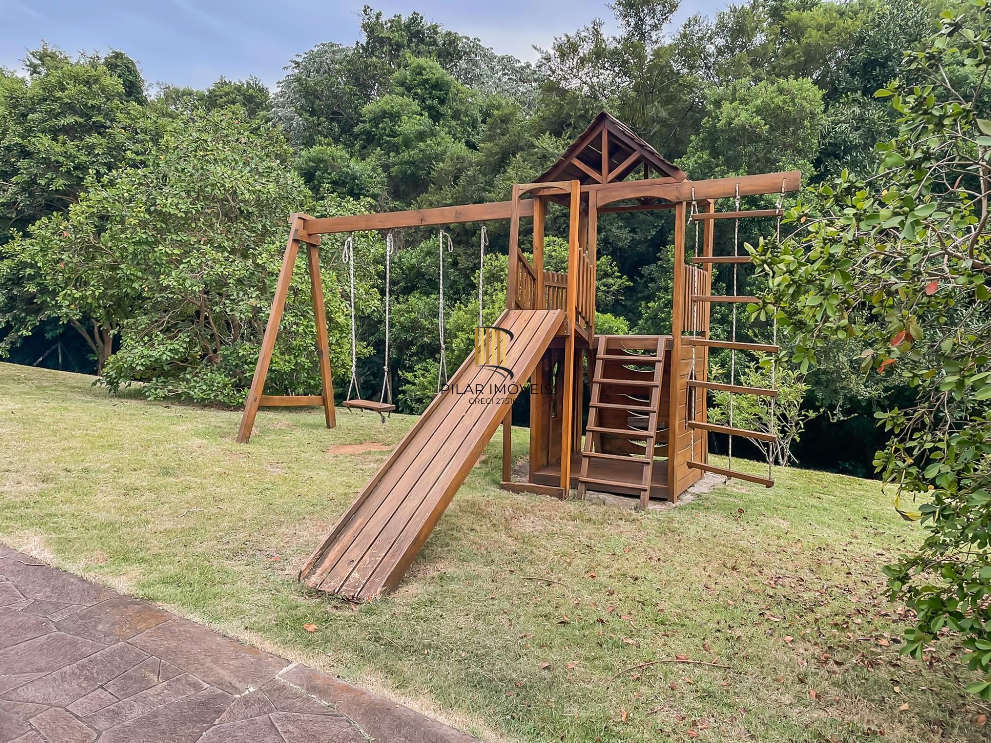 Casa 3 suítes com piscina em condomínio alto padrão na zona sul de Porto Alegre !