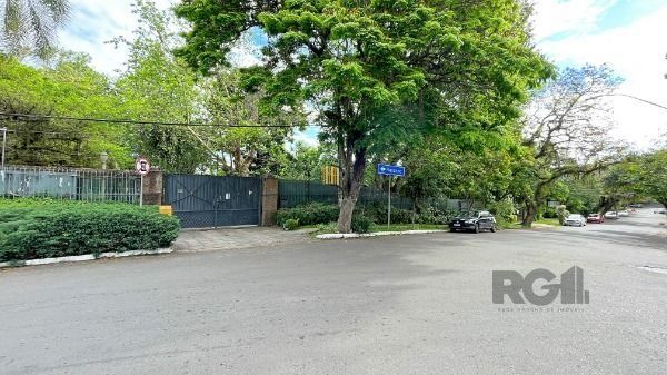 Casa em Porto Alegre, no bairro Pedra Redonda, com 7 dormitório(s), e 7 banheiros, à venda.