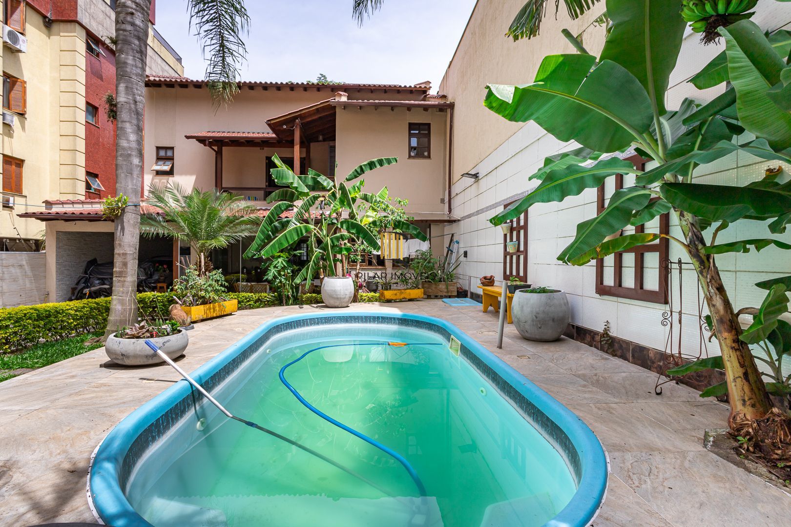 Casa de 272m², 4 dormitórios, 2 suítes e 4 vagas de garagem, no bairro Ipanema, próxima à orla do Guaíba.