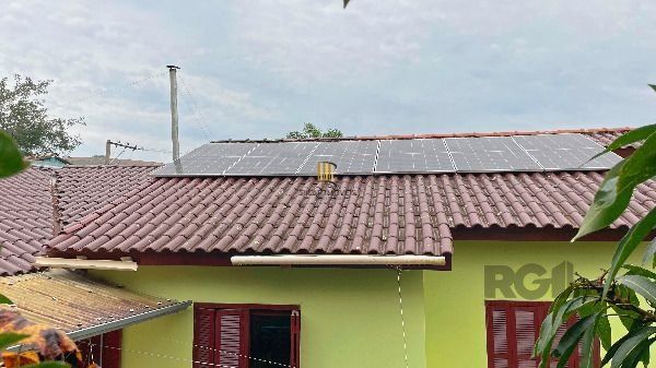 Casa em Porto Alegre, no bairro Ipanema, com 2 dormitório(s), e 2 banheiros, à venda.