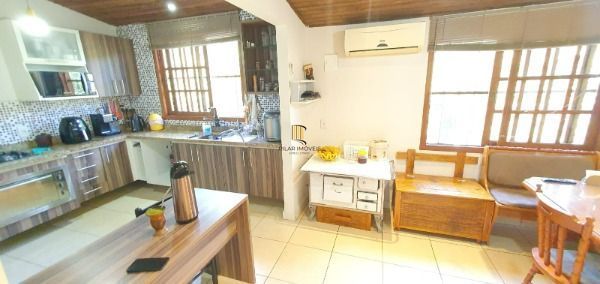 Sítio em Porto Alegre, no bairro Restinga, com 2 dormitório(s), e 2 banheiros, à venda.