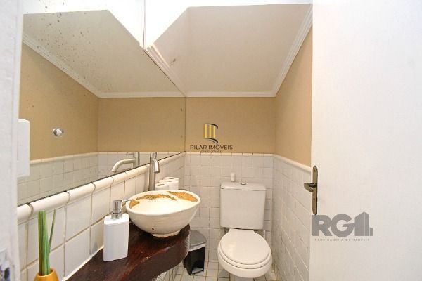 Casa em Porto Alegre, no bairro Hípica, com 2 dormitório(s), e 2 banheiros, à venda.