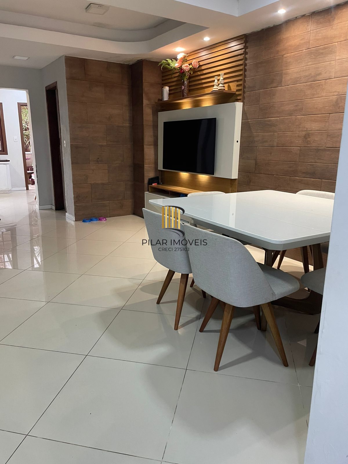 Lindo sobrado com 3 dormitórios á venda no bairro Hípica.