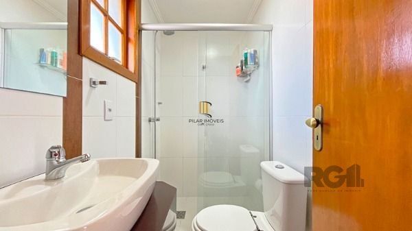 Casa em Porto Alegre, no bairro Guarujá, com 3 dormitório(s), e 3 banheiros, à venda.