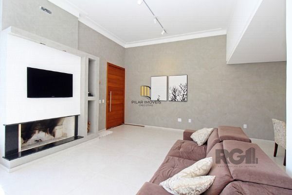 Casa em Porto Alegre, no bairro Espírito Santo, com 3 dormitório(s), e 3 banheiros, à venda.