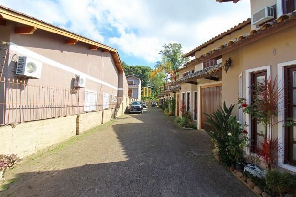 Casa Condominio em Porto Alegre, no bairro Ipanema, com 3 dormitório(s), e 3 banheiros, à venda.