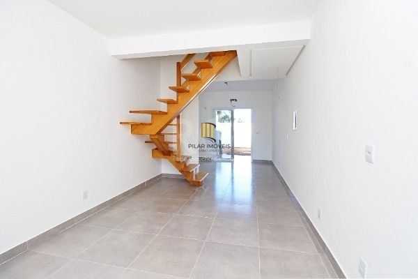 Casa em Porto Alegre, no bairro Hípica, com 2 dormitório(s), e 2 banheiros, à venda.