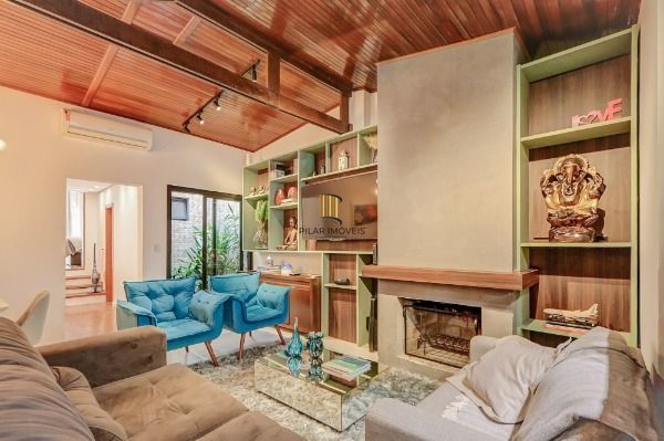 Casa em Porto Alegre, no bairro Tristeza, com 2 dormitório(s), e 2 banheiros, à venda.