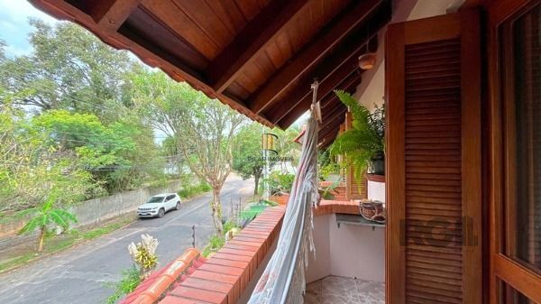 Casa em Porto Alegre, no bairro Guarujá, com 3 dormitório(s), e 3 banheiros, à venda.