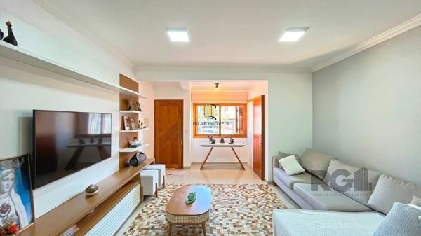 Casa em Porto Alegre, no bairro Guarujá, com 3 dormitório(s), e 3 banheiros, à venda.