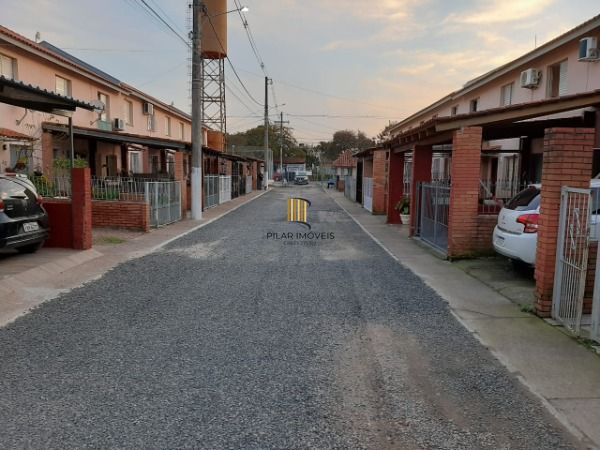 Sobrado em Porto Alegre, no bairro Vila Nova, com 2 dormitório(s), e 2 banheiros, à venda.