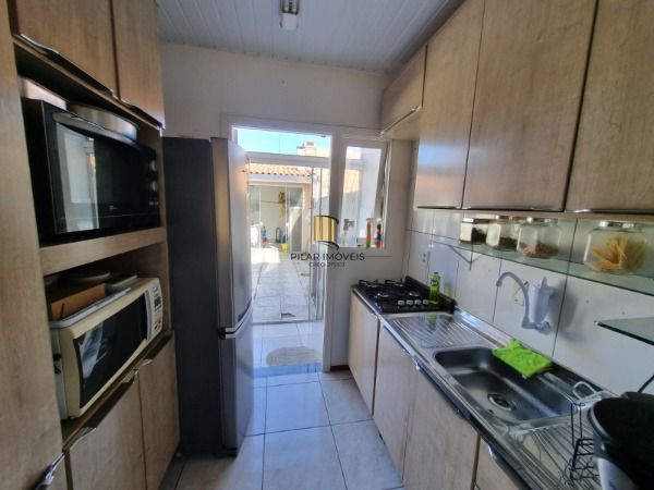 Casa em Porto Alegre, no bairro Hípica, com 2 dormitório(s), e 2 banheiros, à venda.