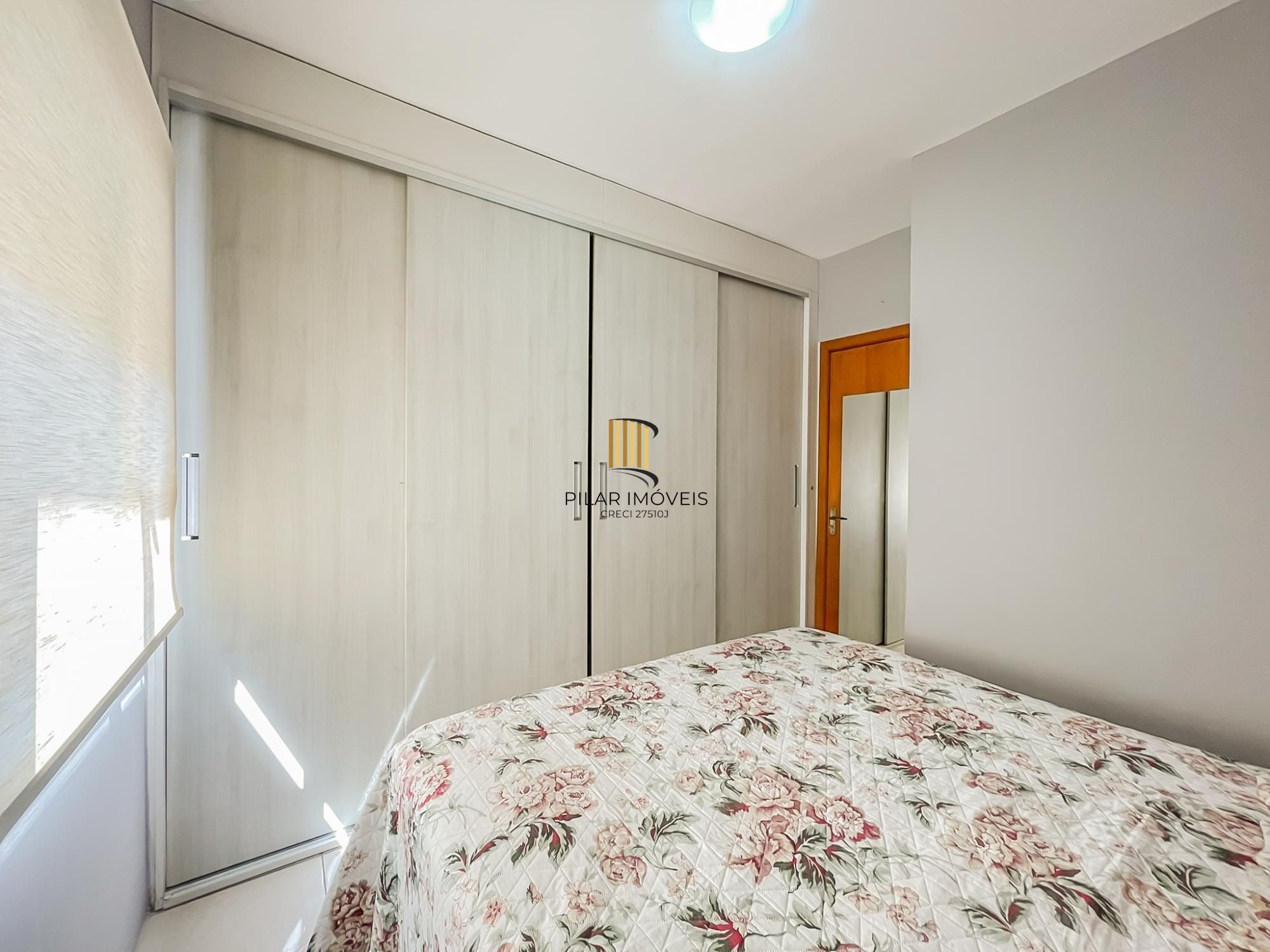 Casa 2 dormitórios em condomínio, semi mobiliada, vaga coberta para 2 carros, lareira e pátio com churrasqueira. Condomínio com infra de lazer completo. Próximo ao comércio e todas as conveniências do bairro.