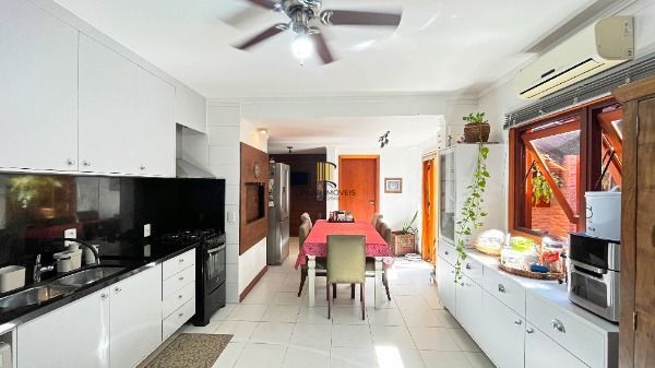 Casa Condominio em Porto Alegre, no bairro Cristal, com 4 dormitório(s), e 4 banheiros, à venda.