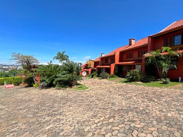 Casa Condominio em Porto Alegre, no bairro Cristal, com 4 dormitório(s), e 4 banheiros, à venda.