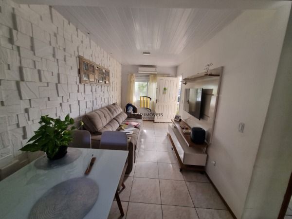 Casa em Porto Alegre, no bairro Hípica, com 2 dormitório(s), e 2 banheiros, à venda.