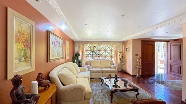 Casa em Porto Alegre, no bairro Ipanema, com 3 dormitório(s), e 3 banheiros, à venda.