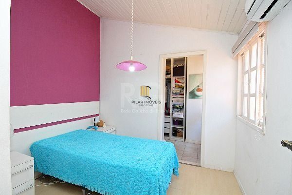 Casa em Porto Alegre, no bairro Ipanema, com 3 dormitório(s), e 3 banheiros, à venda.