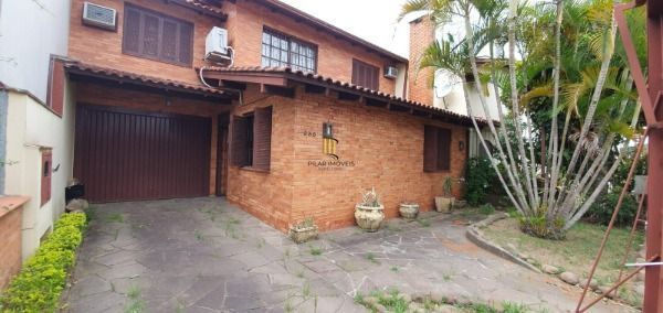 Casa em Porto Alegre, no bairro Ipanema, com 3 dormitório(s), e 3 banheiros, à venda.