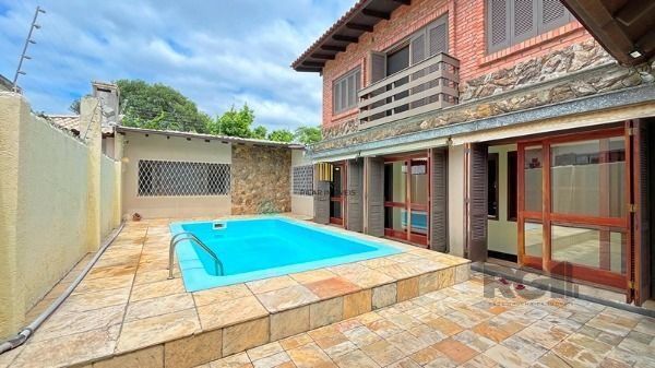 Casa em Porto Alegre, no bairro Guarujá, com 5 dormitório(s), e 5 banheiros, à venda.