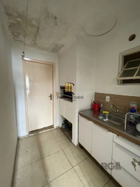 Casa em Porto Alegre, no bairro Hípica, com 2 dormitório(s), e 2 banheiros, à venda.