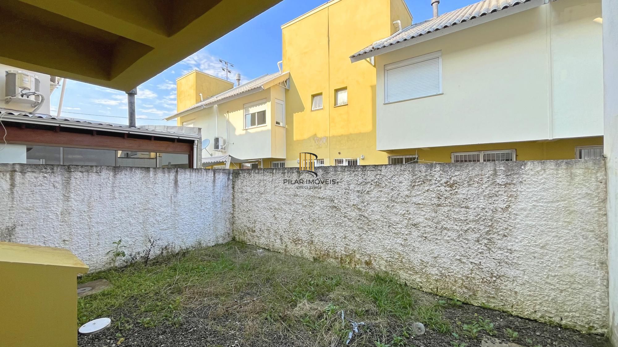 Residência 3 dormitórios sendo 1 suíte em condomínio fechado