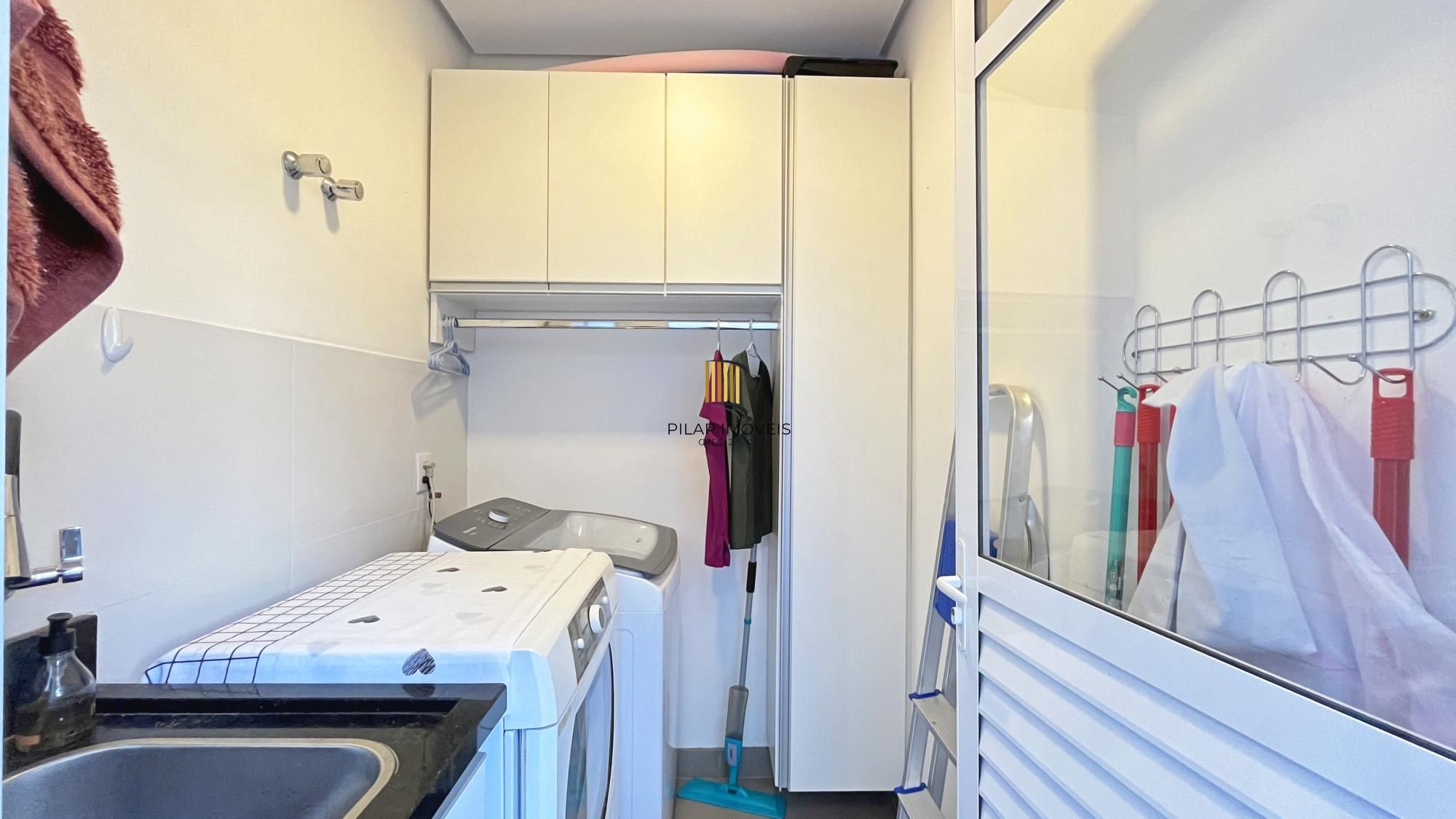 Casa à venda com 174m², 3 dormitórios, 3 suítes, 2 vagas, no bairro Hípica em Porto Alegre