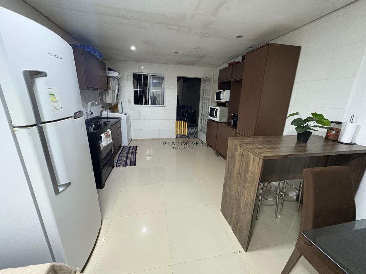 Casa 2 dorm, sala, cozinha, banheiro e área gourmet. Aceita carro no negócio.
