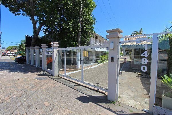Casa em Porto Alegre, no bairro Ipanema, com 3 dormitório(s), e 3 banheiros, à venda.