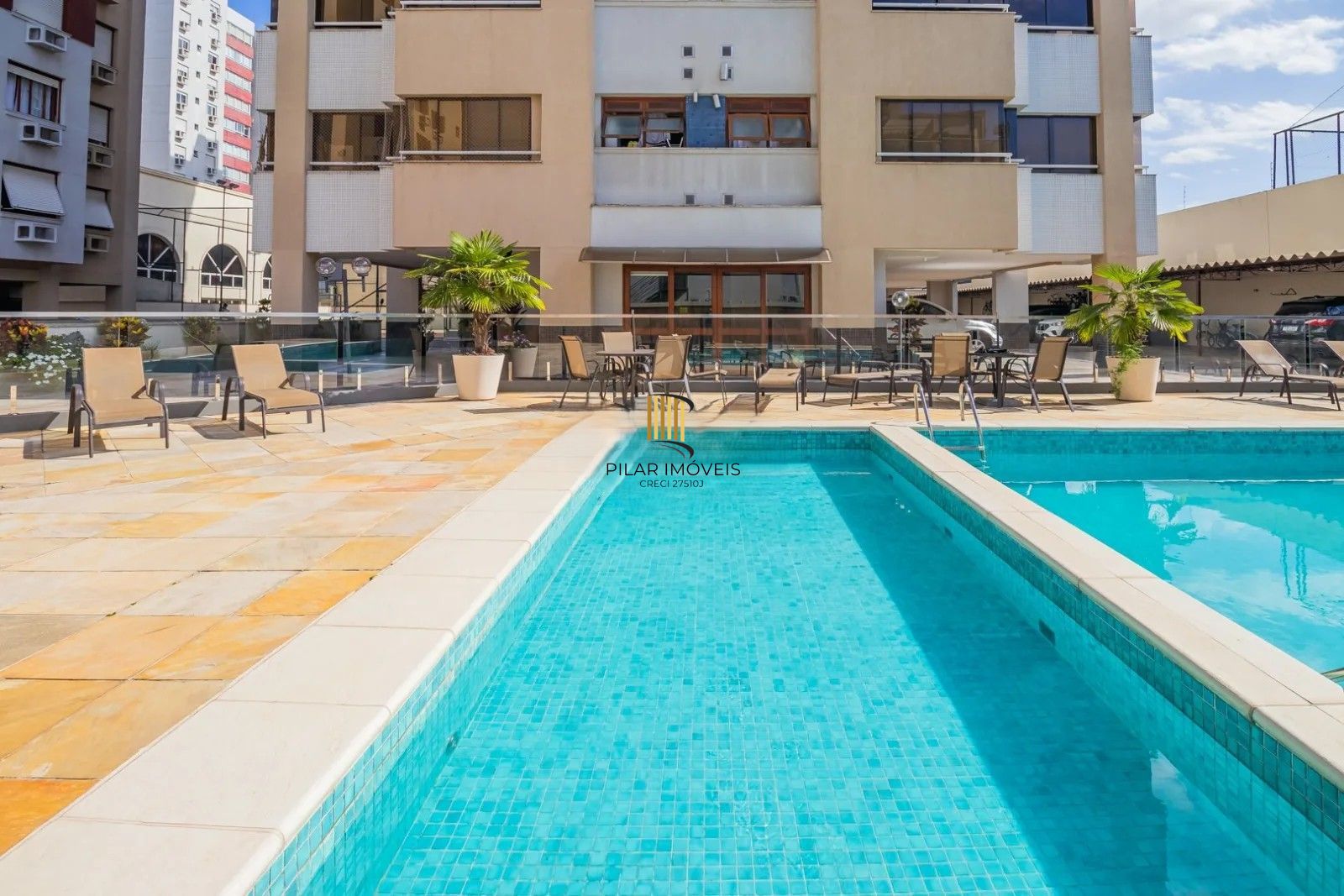 Belíssima cobertura duplex, com 262m2, 3 dormitórios e 2 vagas de garagem.