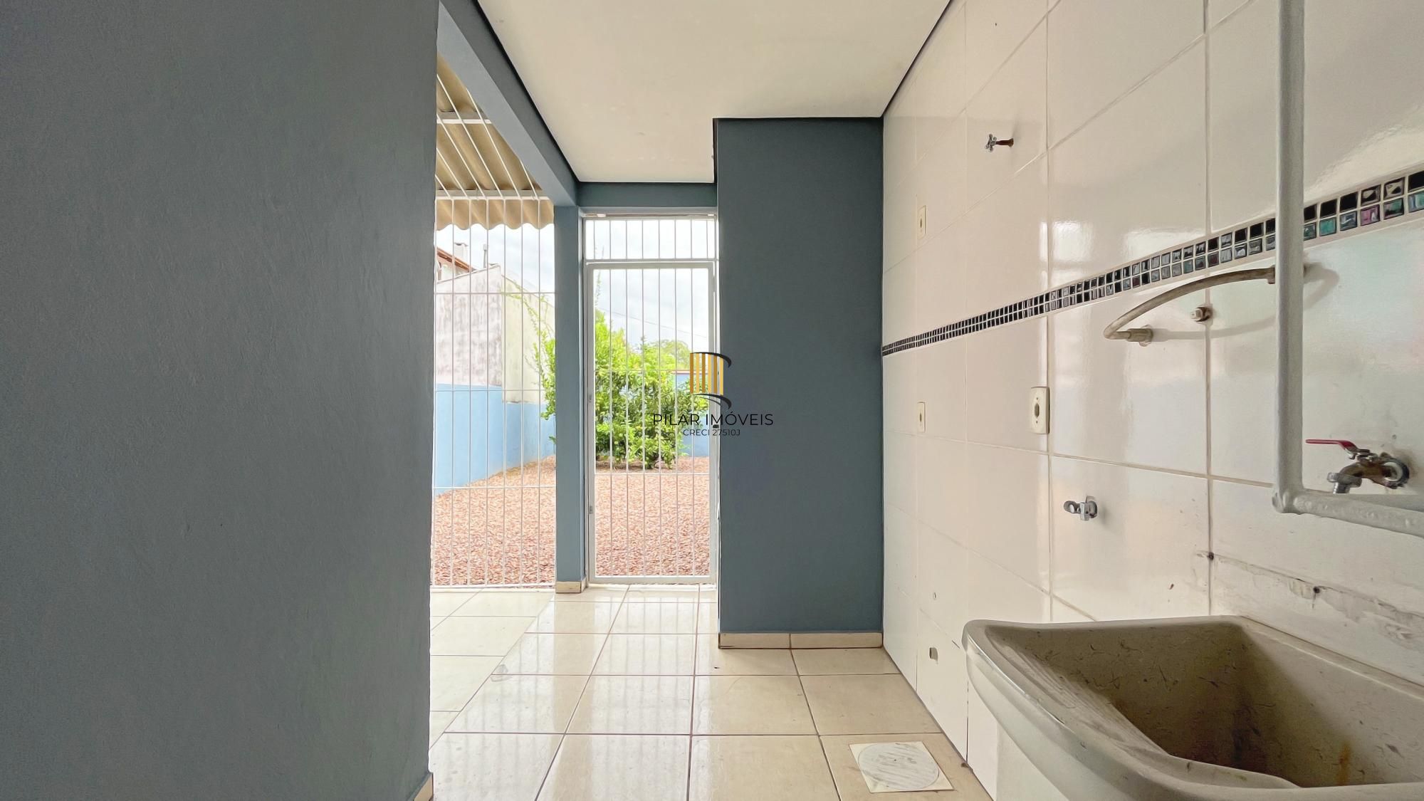 Casa em Porto Alegre, no bairro Hípica, com 2 dormitório(s), e 2 banheiros, à venda.