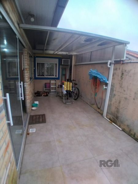 Casa em Porto Alegre, no bairro Hípica, com 2 dormitório(s), e 2 banheiros, à venda.