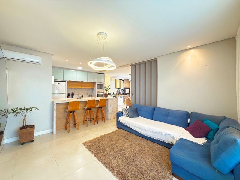 Casa térrea em condomínio fechado com 3 suítes.