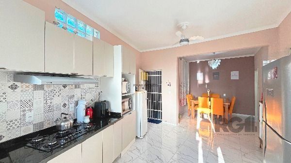 Casa em Porto Alegre, no bairro Medianeira, com 3 dormitório(s), e 3 banheiros, à venda.