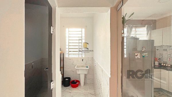 Casa em Porto Alegre, no bairro Medianeira, com 3 dormitório(s), e 3 banheiros, à venda.