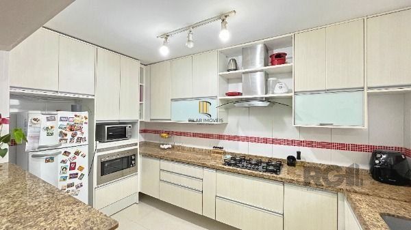 Casa 4 dormitórios no bairro Camaquã