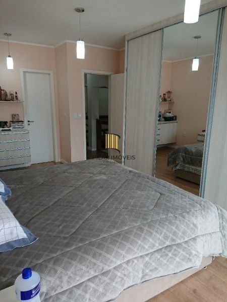 Casa em Porto Alegre, no bairro Espirito Santo, com 4 dormitório(s), e 4 banheiros, à venda.