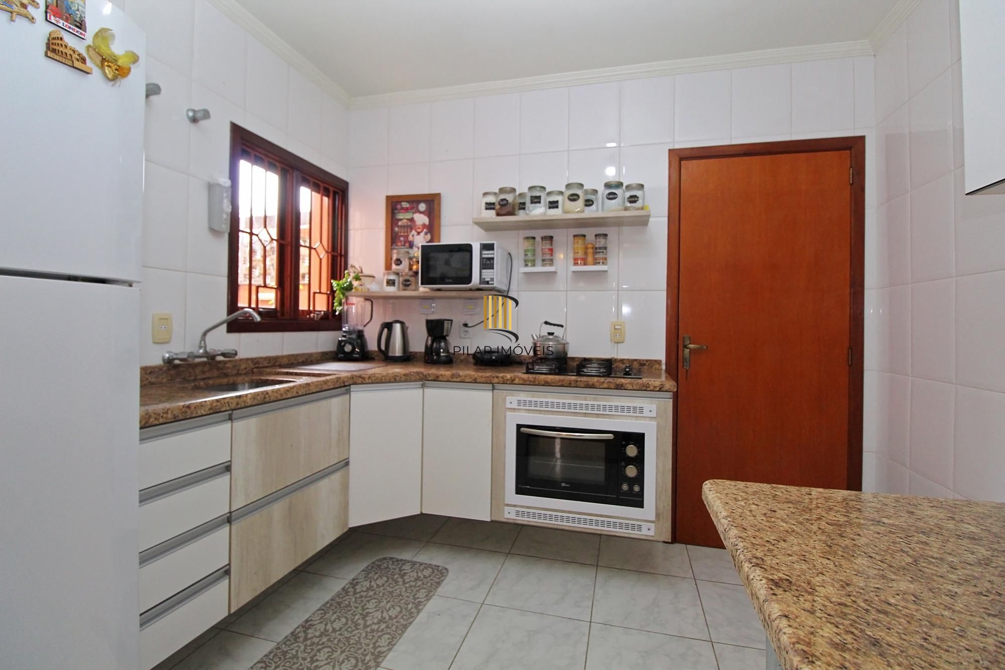 Casa em condomínio com 3 dormitórios, sendo 1 suíte com closet e sacada