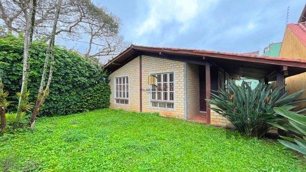 Casa em Porto Alegre, no bairro Ipanema, com 3 dormitório(s), e 3 banheiros, à venda.