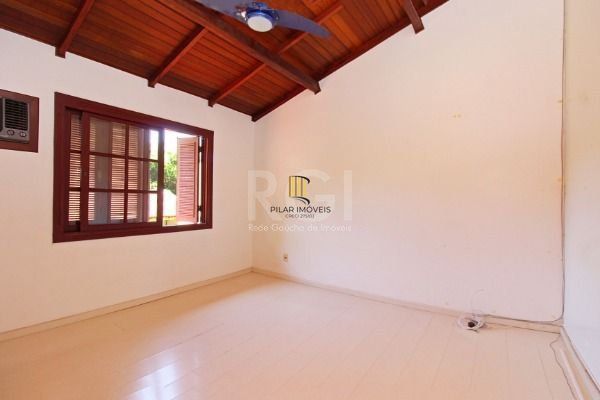 Casa em Porto Alegre, no bairro Ipanema, com 3 dormitório(s), e 3 banheiros, à venda.