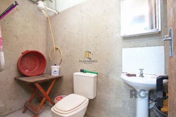Casa em Porto Alegre, no bairro Ipanema, com 2 dormitório(s), e 2 banheiros, à venda.