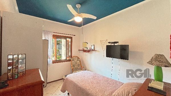Casa em Porto Alegre, no bairro Hípica, com 3 dormitório(s), e 2 banheiros, à venda.