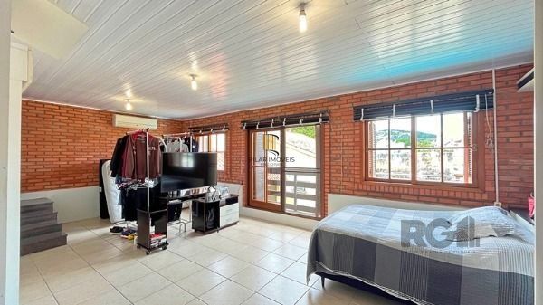 Casa em Porto Alegre, no bairro Guarujá, com 5 dormitório(s), e 5 banheiros, à venda.