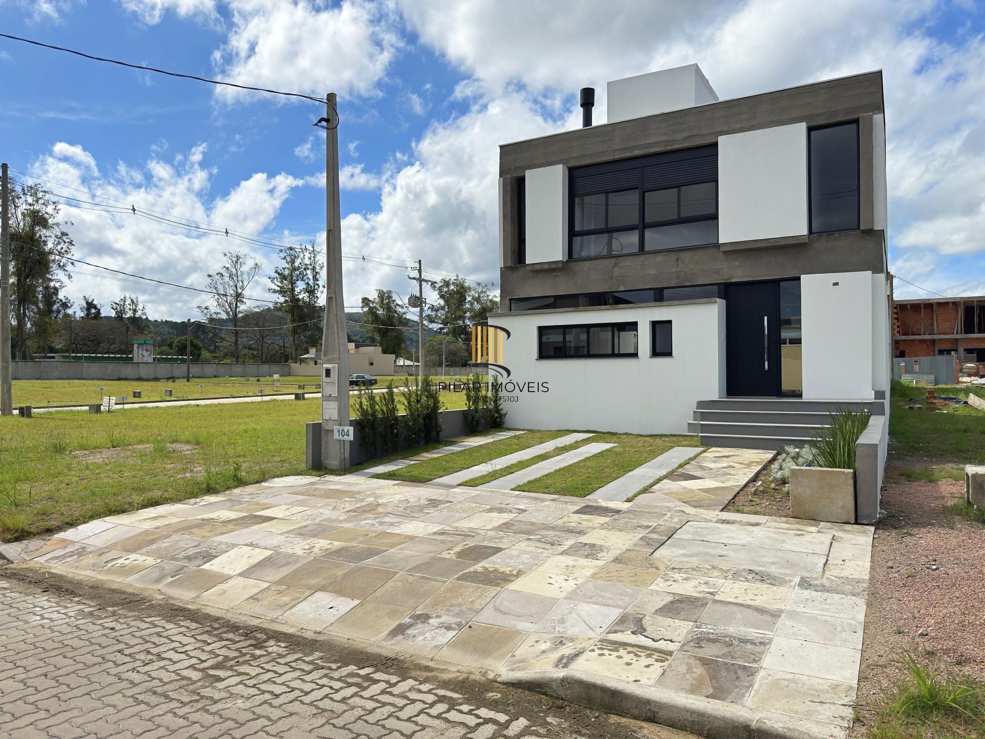 Sobrado em condomínio em Porto Alegre, no bairro Hípica, com 3 dormitórios.